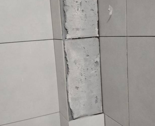 永年瓷砖空鼓维修公司分享下瓷砖施工前基层浇水润湿程度不足，可能导致以下问题
